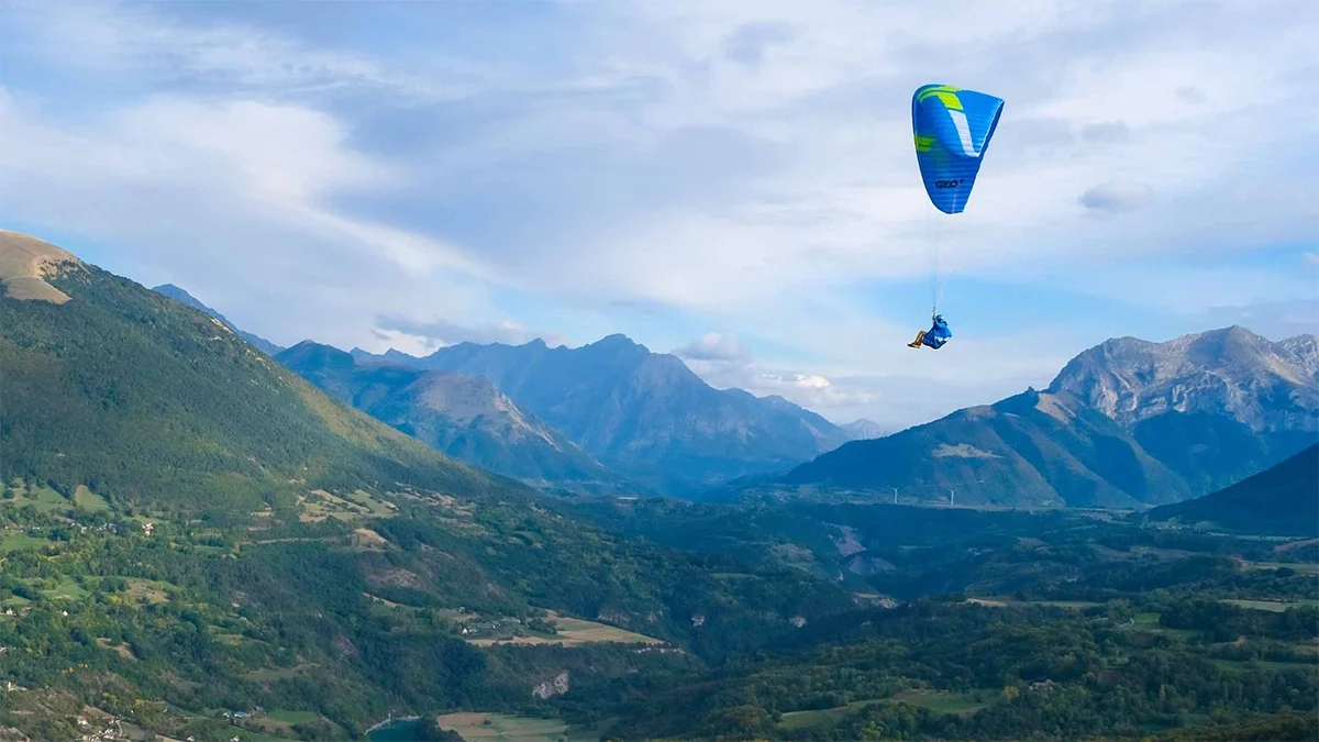 ozone-geo-7-blue-glider-in-valley ozone-geo-7-blue-glider-in-valley