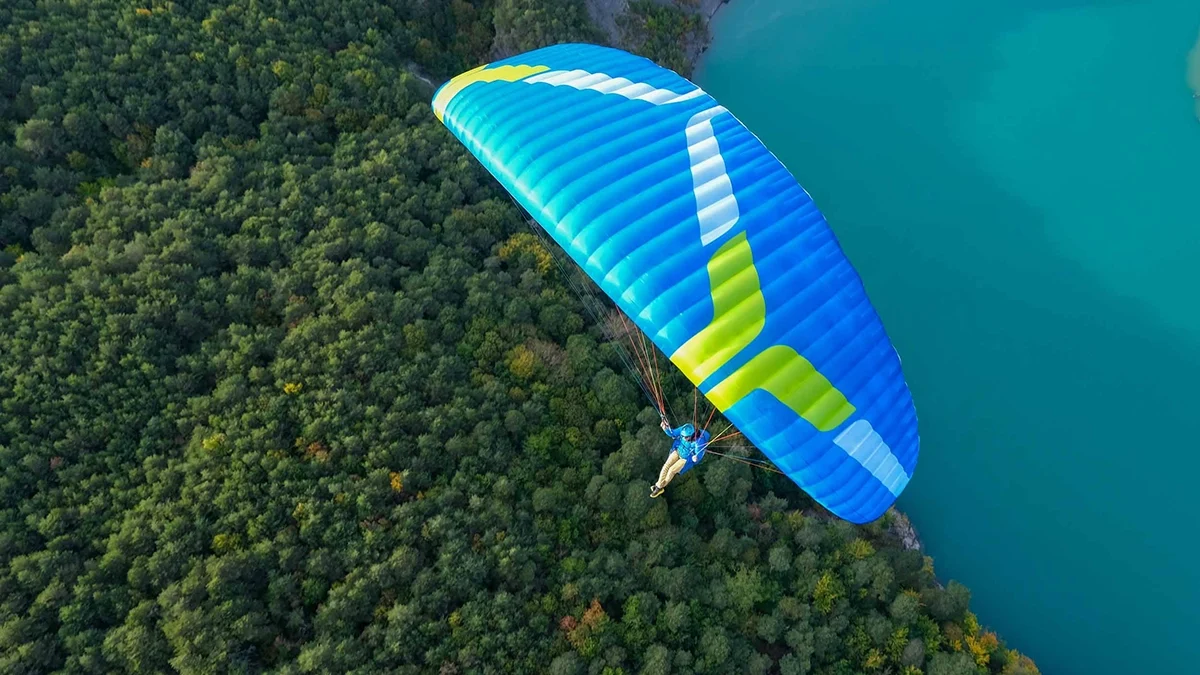 ozone-geo-7-blue-glider-over-river ozone-geo-7-blue-glider-over-river