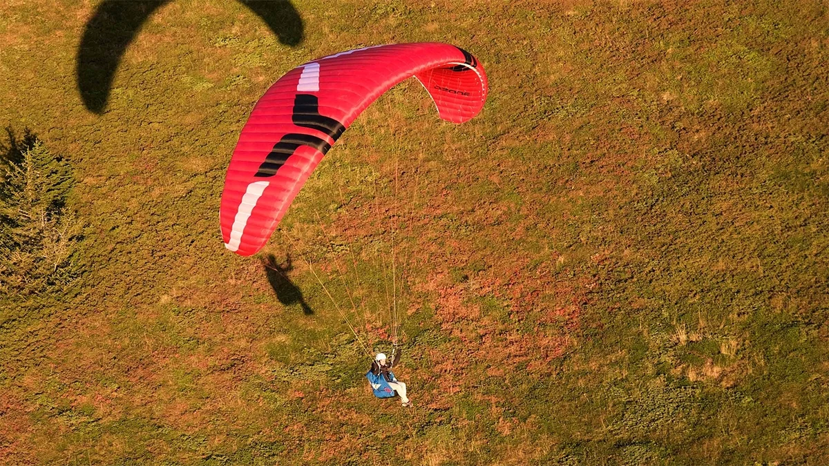 ozone-geo-7-red-glider-after-takeoff ozone-geo-7-red-glider-after-takeoff