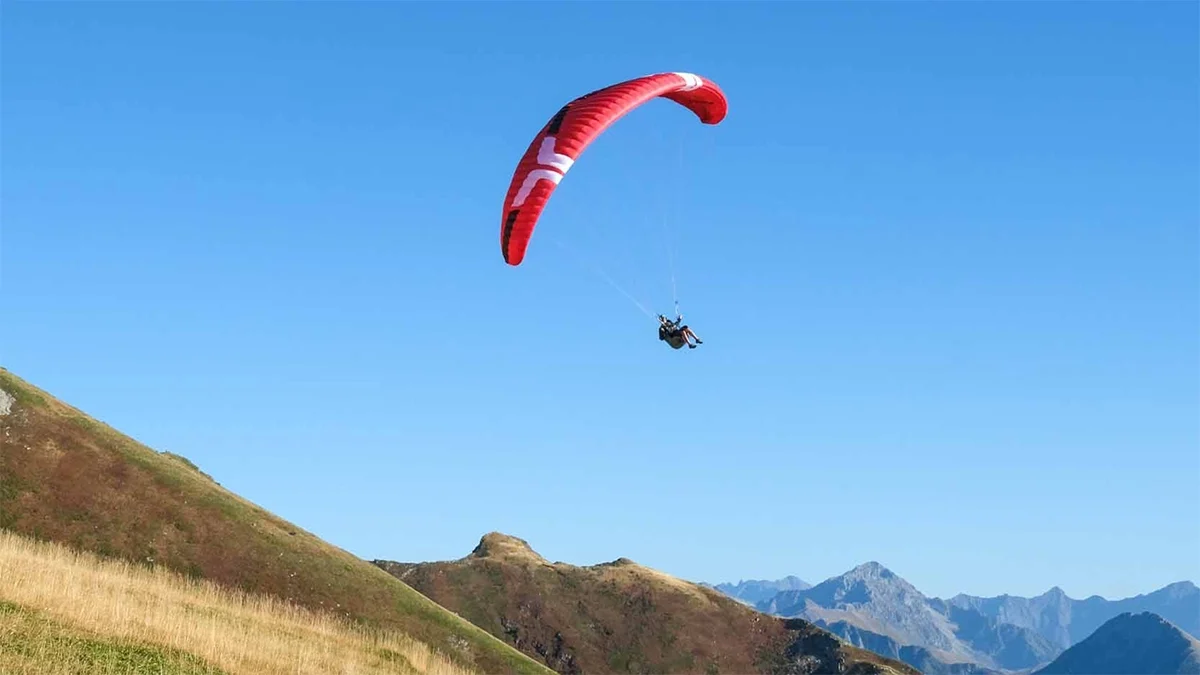 ozone-geo-7-red-glider-turning ozone-geo-7-red-glider-turning