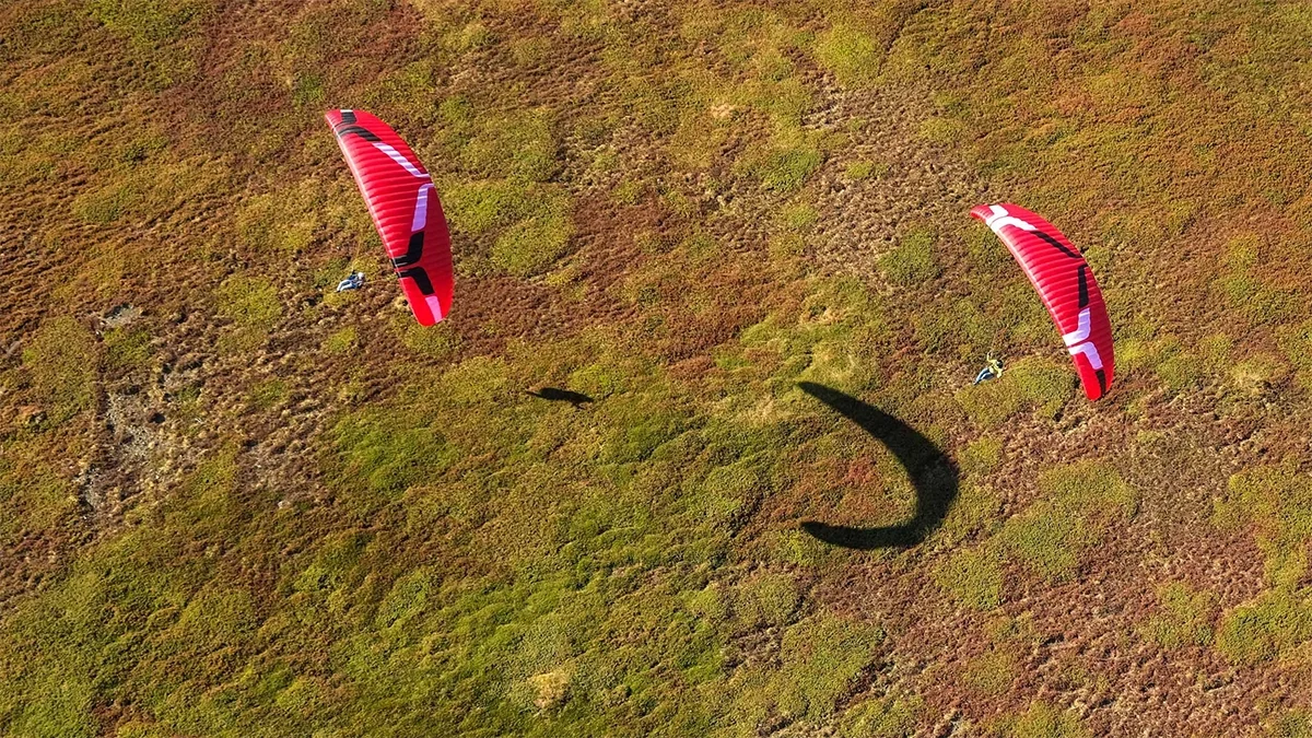ozone-geo-7-red-gliders-formation-over-ground ozone-geo-7-red-gliders-formation-over-ground