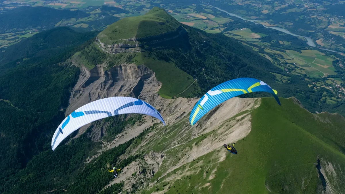 ozone-lyght-iwh-and wia-above-against-mountain range ozone-lyght-iwh-and wia-above-against-mountain range