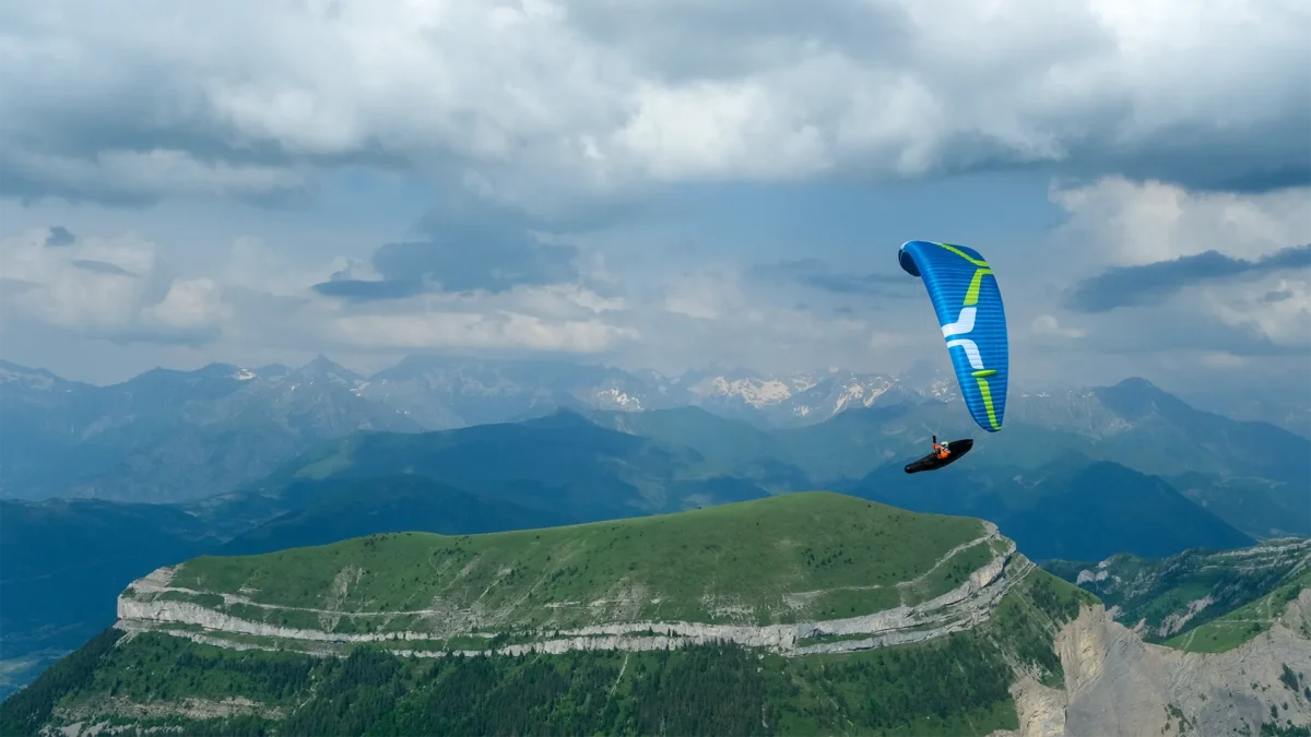 ozone-lyght-iwh-from-side-in-front-of-flat-mountain ozone-lyght-iwh-from-side-in-front-of-flat-mountain