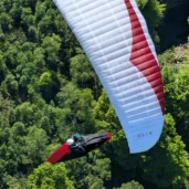 Yeti-race-i-lufta-skog-i-bakgrunnen