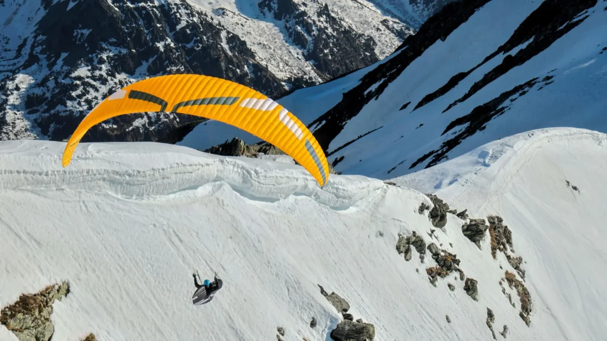 Ozone-Alpina4GT-gul-rovenfra-mot-snodekte-fjell Ozone-Alpina4GT-gul-rovenfra-mot-snodekte-fjell