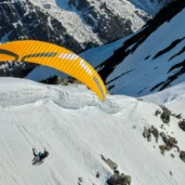 Ozone-Alpina4GT-gul-rovenfra-mot-snodekte-fjell