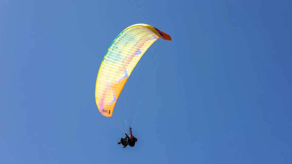 bgd-dual-3-lemon-bottom-sail-view-against-blue-sky